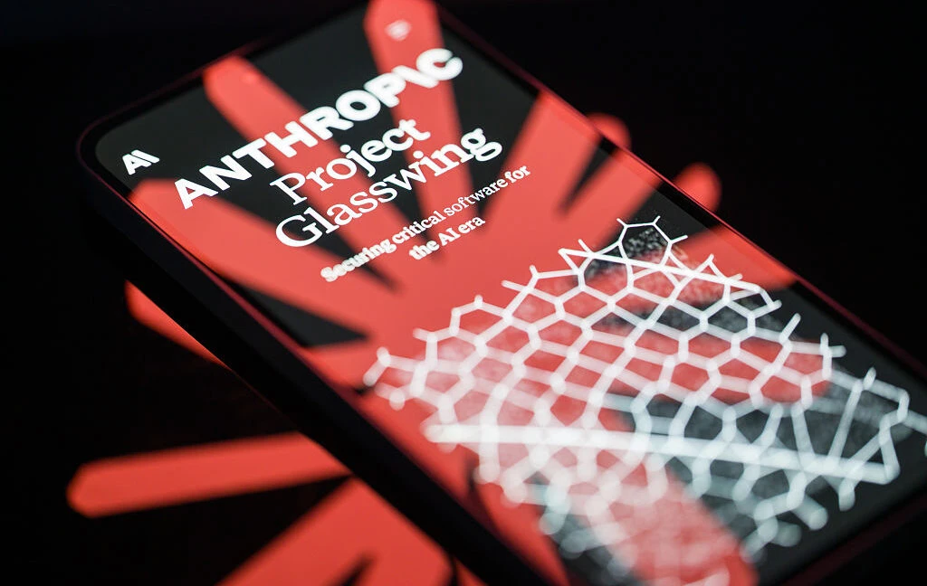 Smartphone con grafica Anthropic e riferimenti ad AI e sicurezza software
