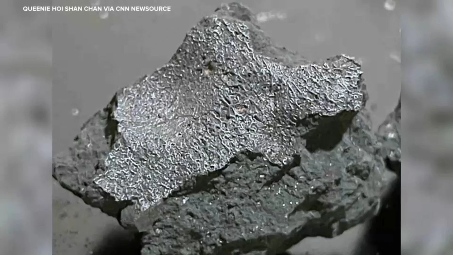 Dettaglio ravvicinato di un frammento del meteorite di Hillsborough