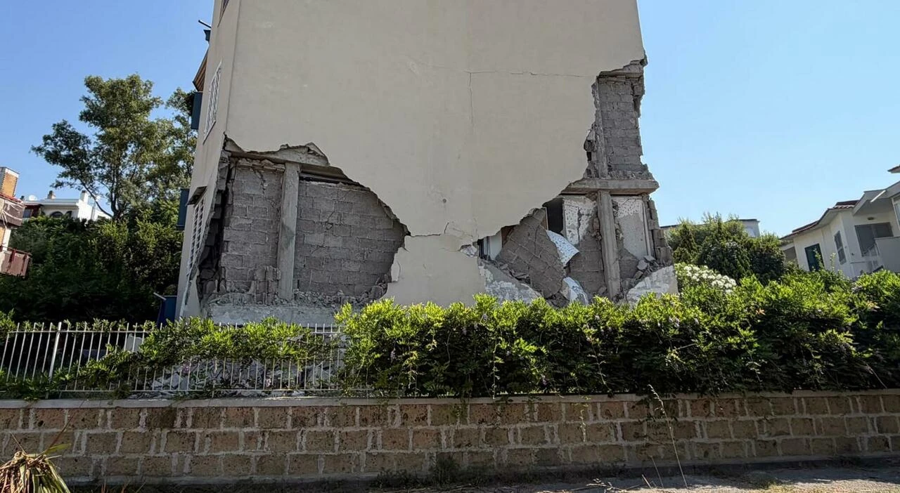 Crollo di una parete di un edificio a Pozzuoli dopo il terremoto ai Campi Flegrei