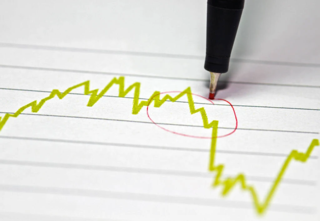 Grafico in calo evidenziato con una penna, simbolo della contrazione dell’industria chimica europea
