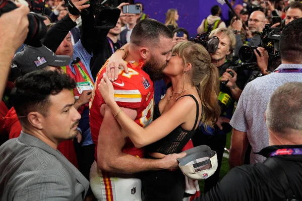 Travis Kelce e Taylor Swift si baciano