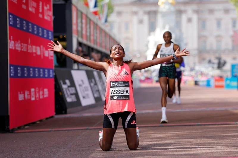 Tigst Assefa celebra il record del mondo a Londra
