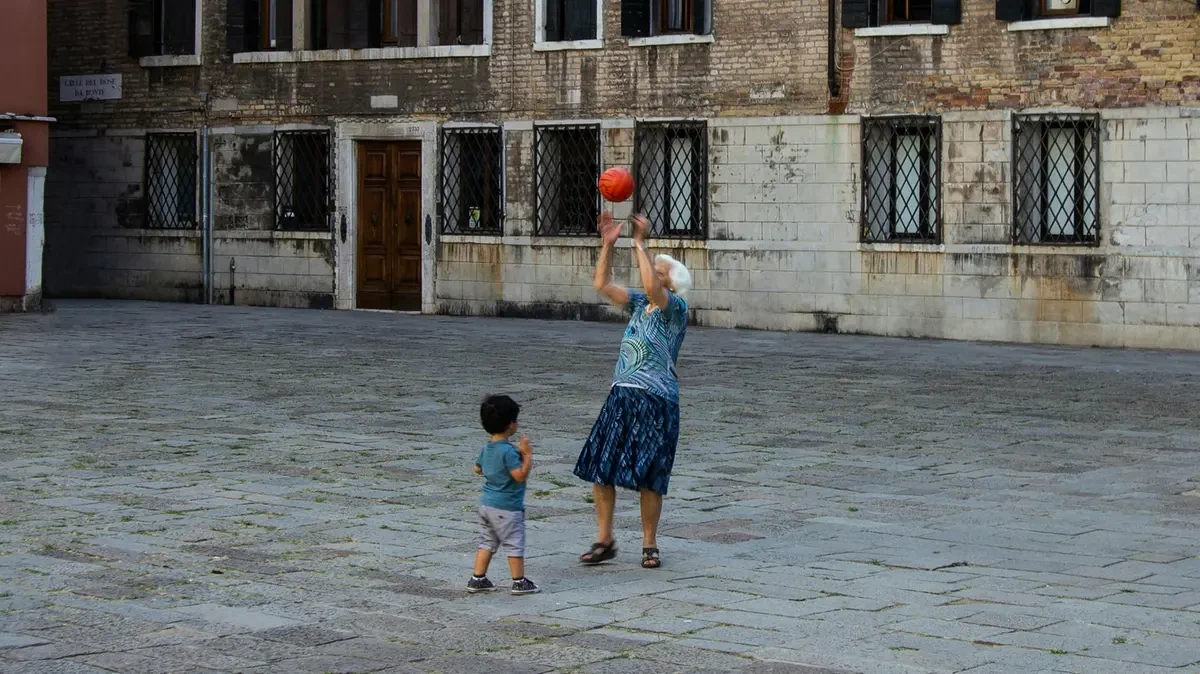 Una nonna italiana in piazza