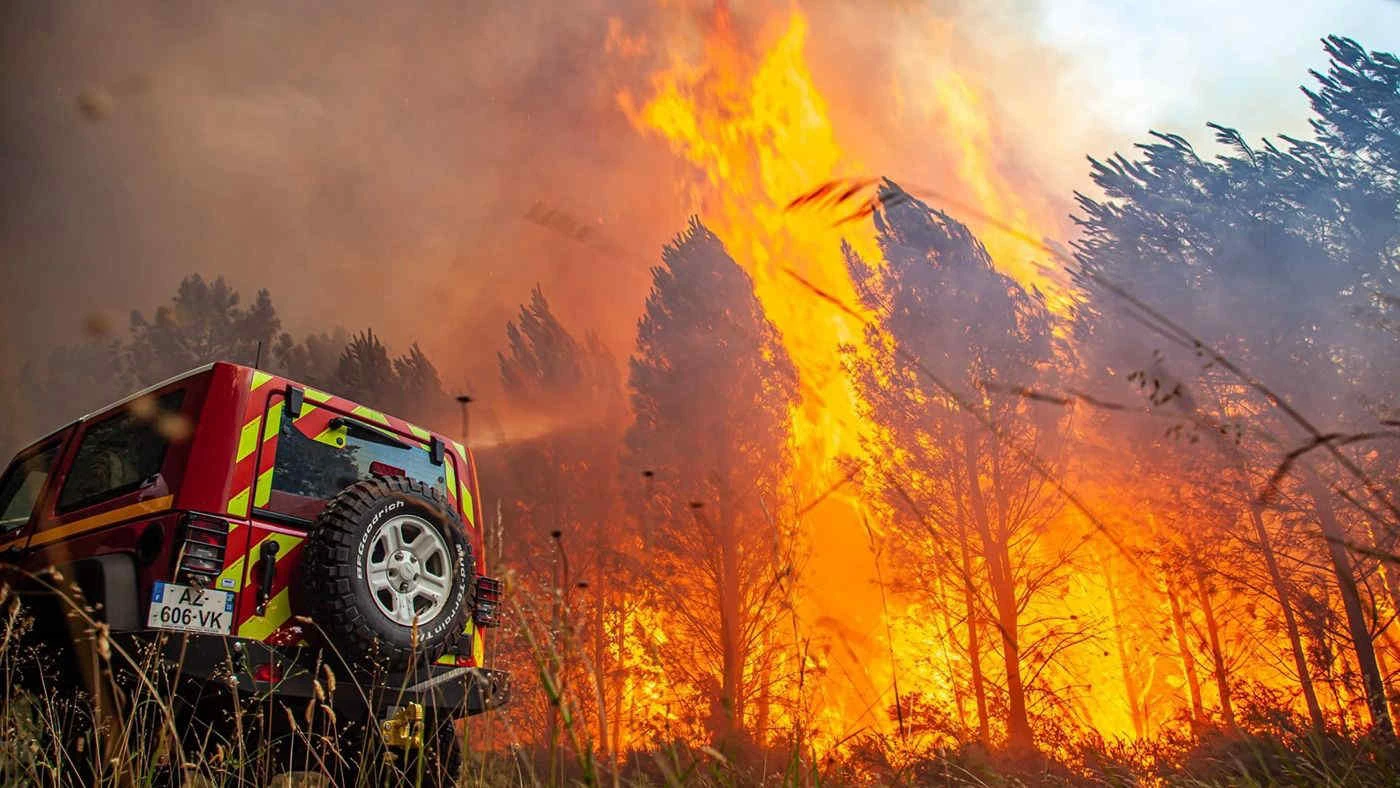Fronte di fuoco alimentato dal caldo estremo e dalla siccita' in Europa