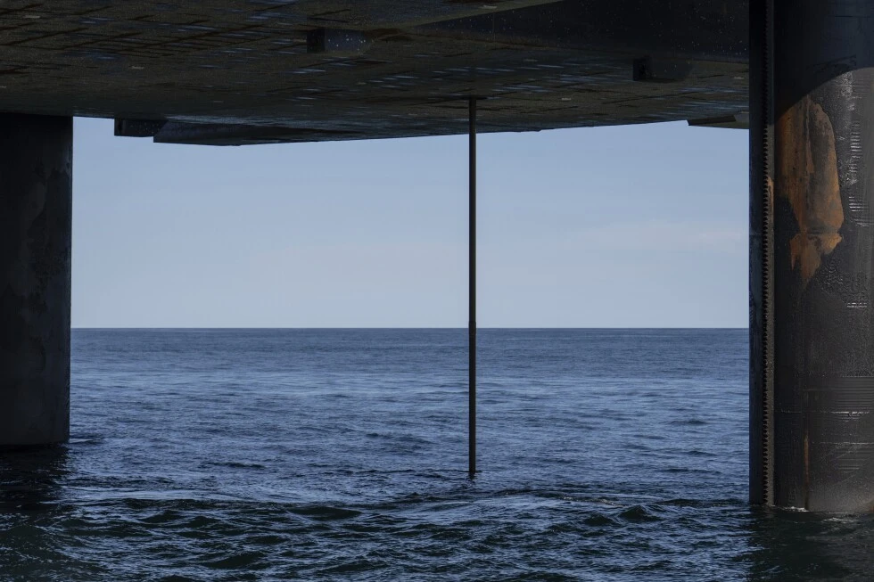 Struttura offshore e tubo di perforazione sopra il mare durante una spedizione scientifica