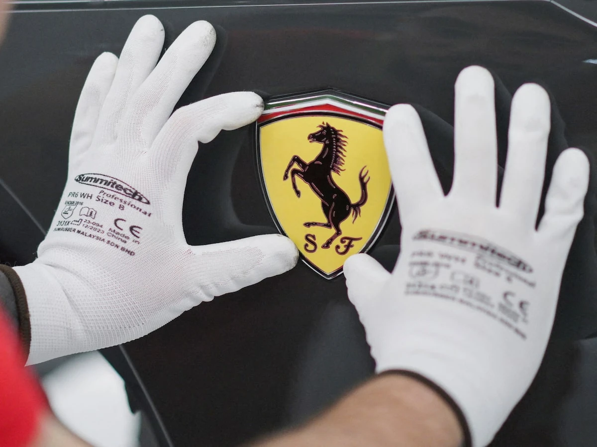 Logo Ferrari applicato nello stabilimento e-building di Maranello
