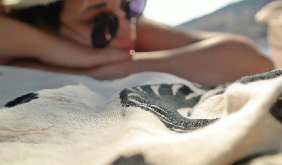 Persona che prende il sole in spiaggia