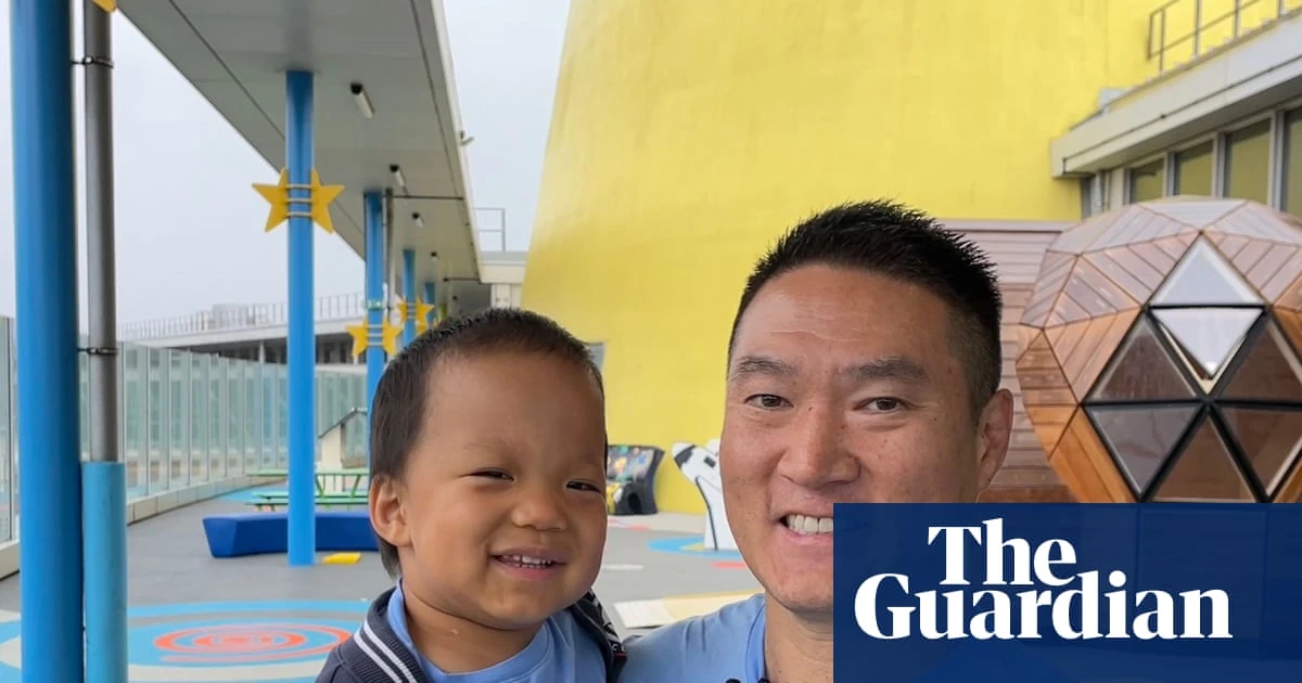 Oliver Chu con un familiare in una foto usata da The Guardian per raccontare il trial di terapia genica