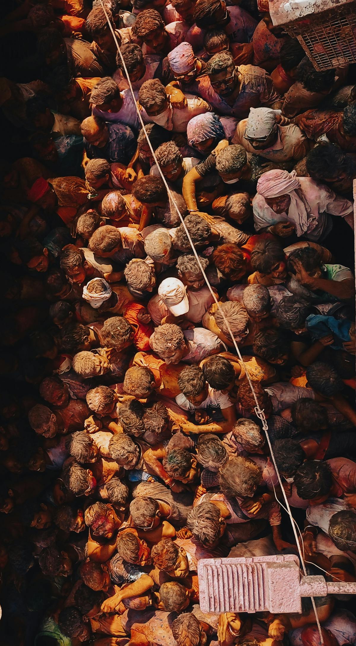 Folla densa in uno spazio ristretto — immagine evocativa della calca fatale