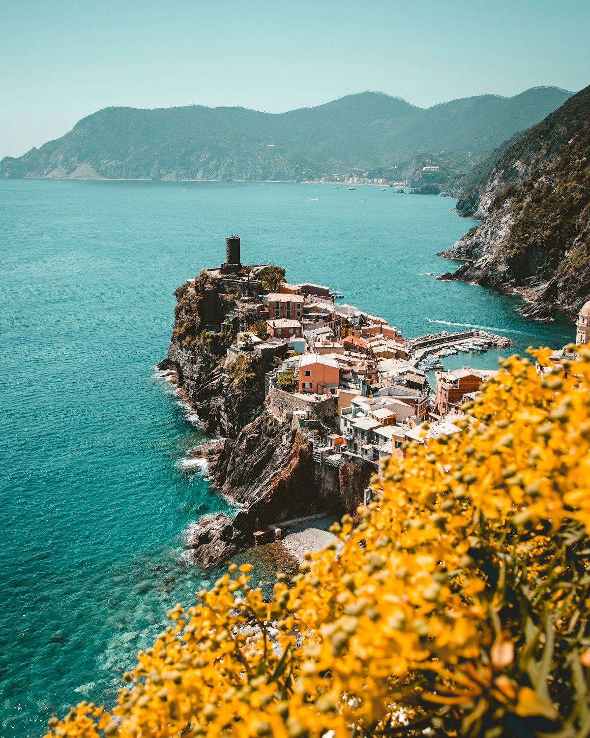 Veduta panoramica di Vernazza nelle Cinque Terre, esempio del fragile paesaggio costiero italiano