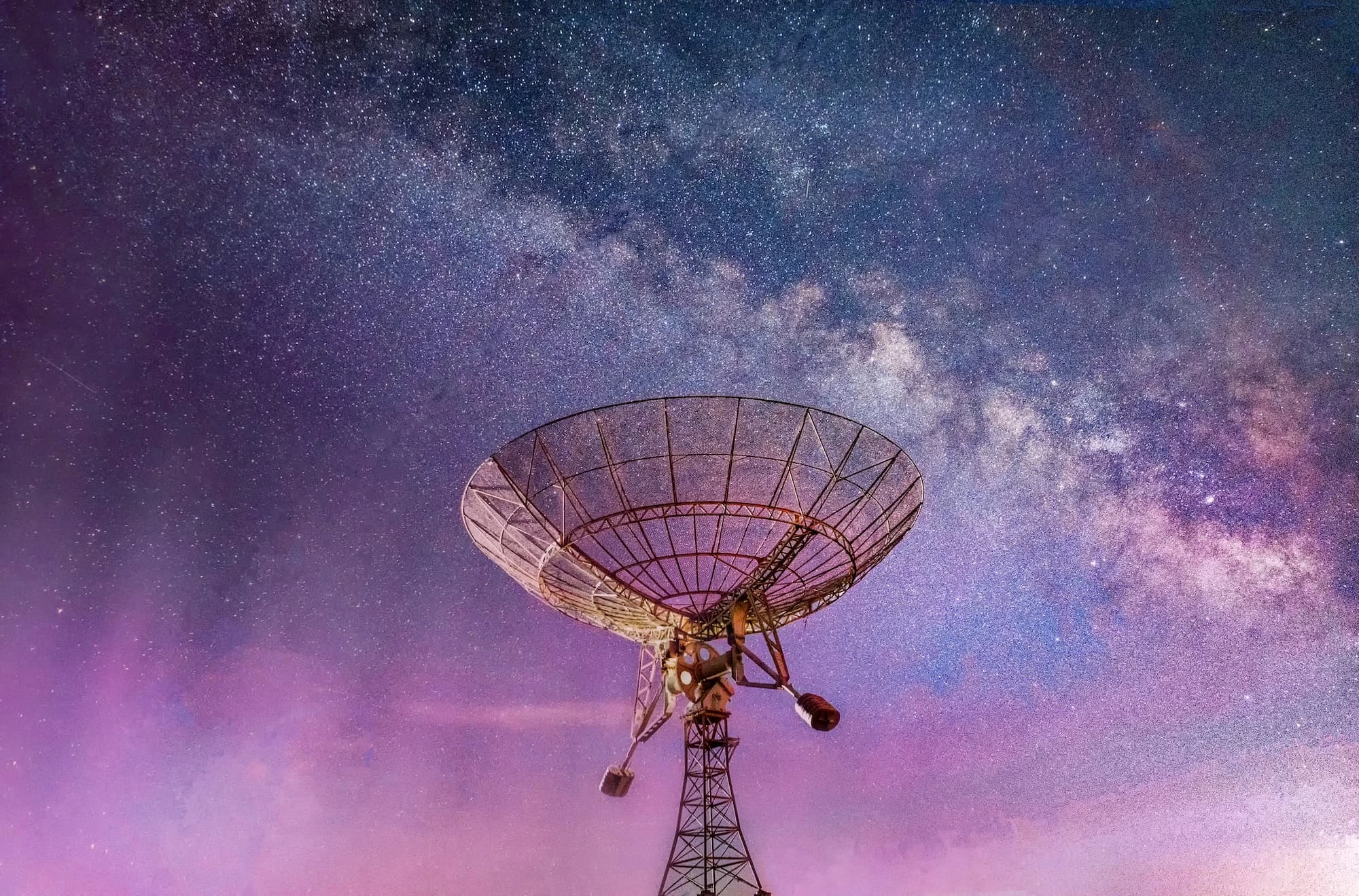 Radiotelescopio puntato verso il cielo stellato