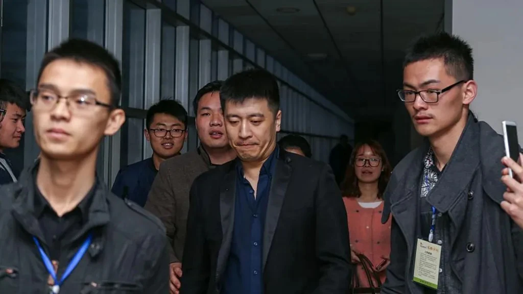 Zhang Xuefeng circondato da studenti e partecipanti a un evento educativo in Cina