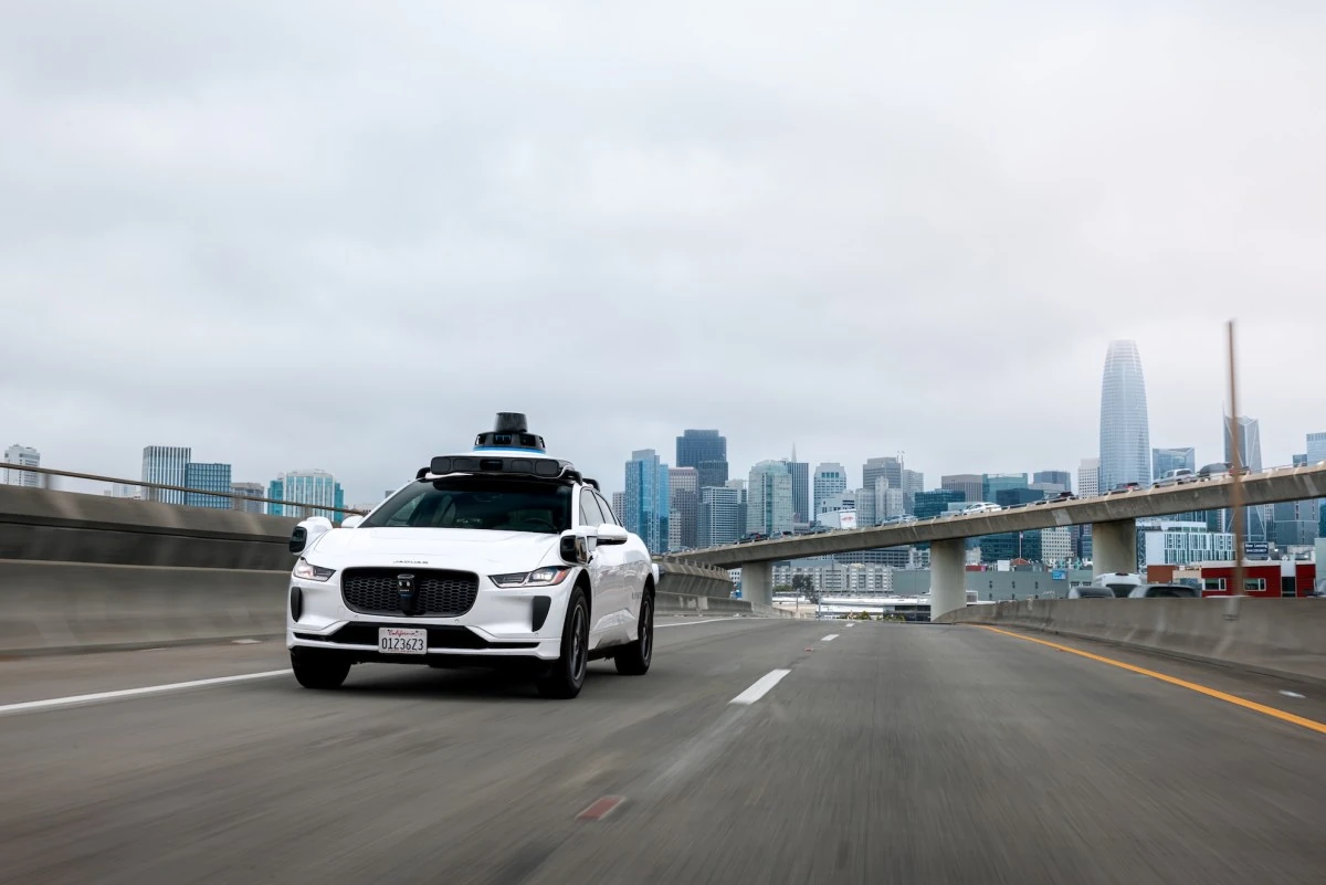 Robotaxi Waymo su una freeway urbana
