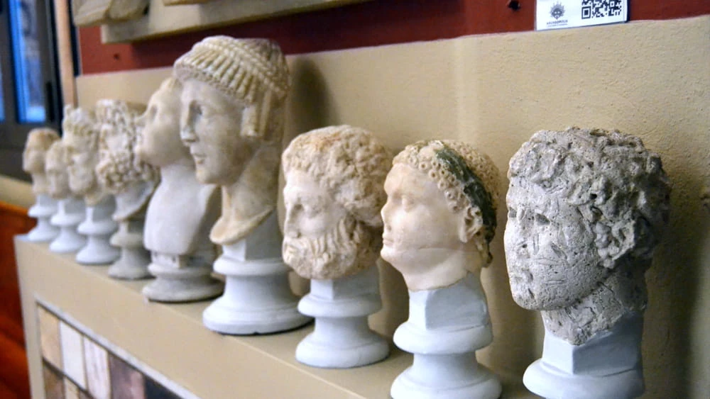 Busti antichi esposti in un museo archeologico