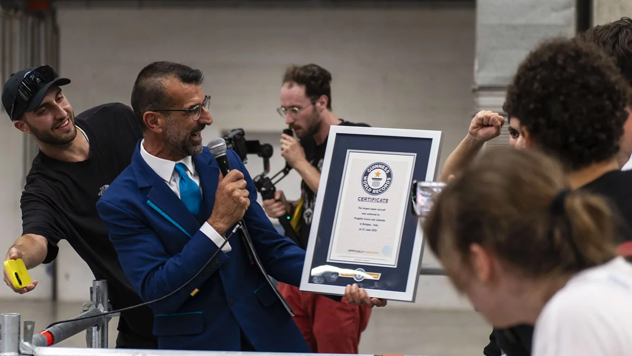 La consegna del certificato ufficiale Guinness World Records al team Progetto Icarus