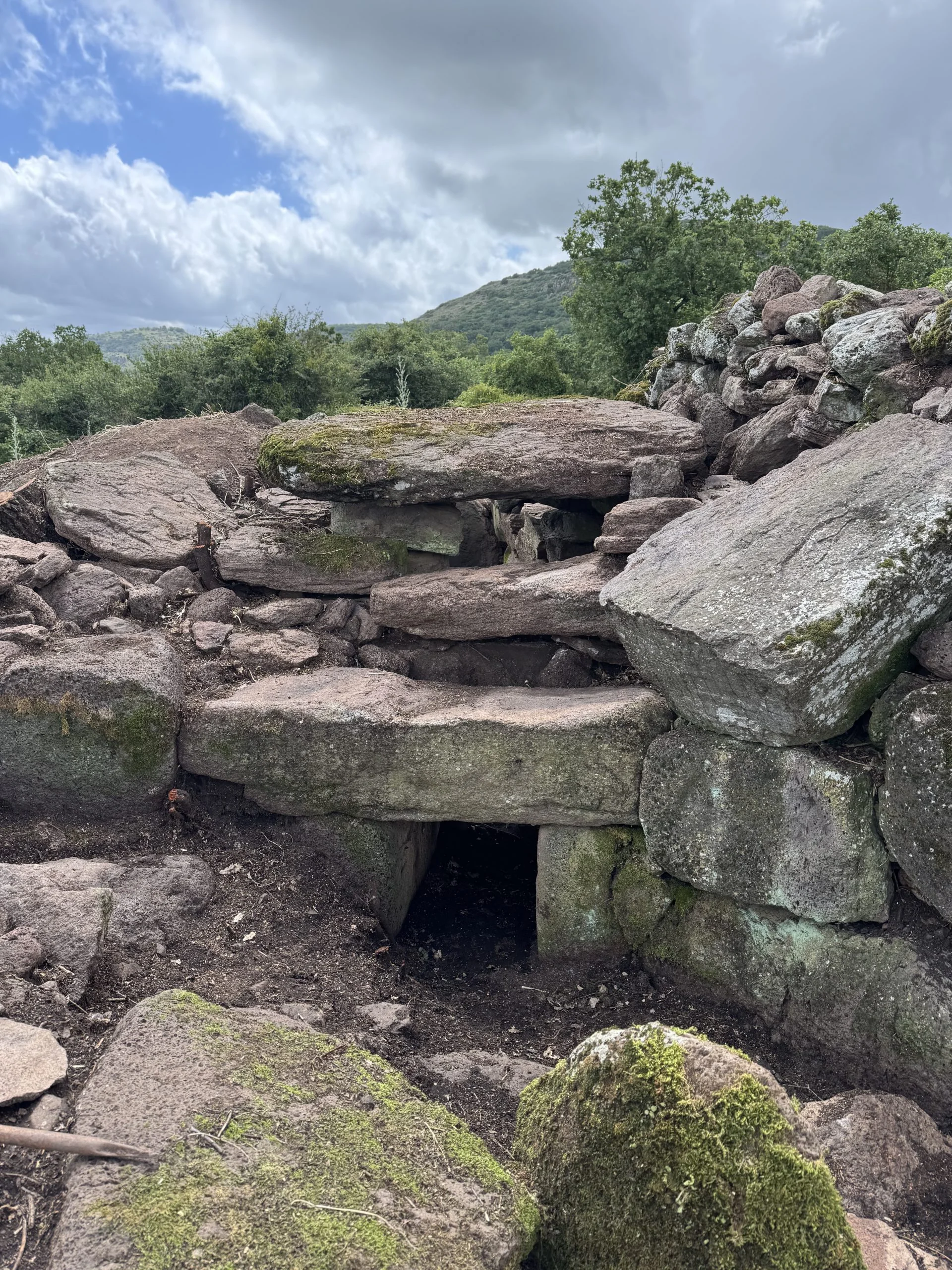Ingresso della tomba dei giganti di Carrarzu Iddia in blocchi di trachite