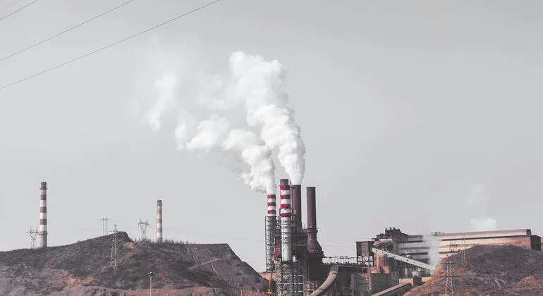 Ciminiere industriali con emissioni di fumo, simbolo dei combustibili fossili e dell’inquinamento