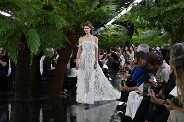 Un abito da sposa in pizzo sfila in passerella