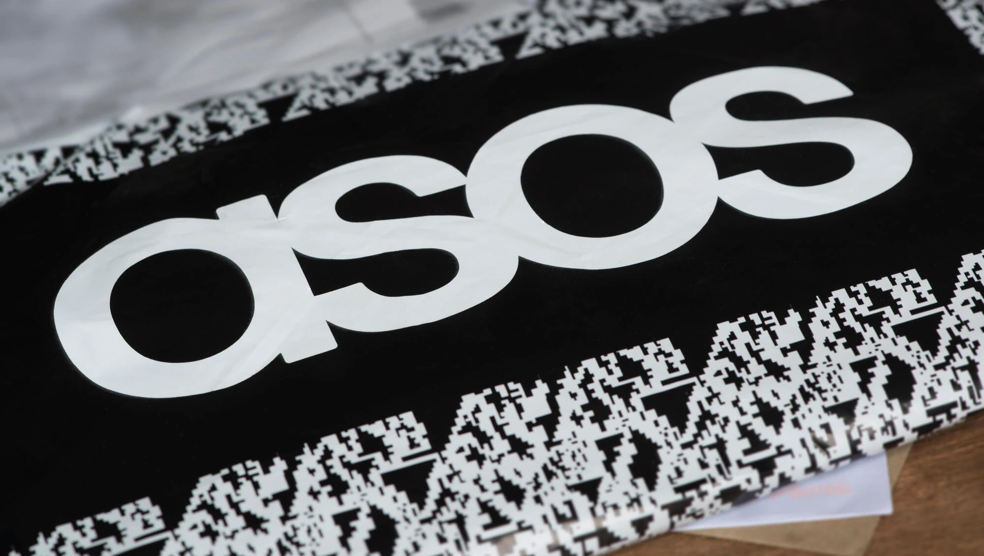 Il logo di ASOS su una busta di spedizione