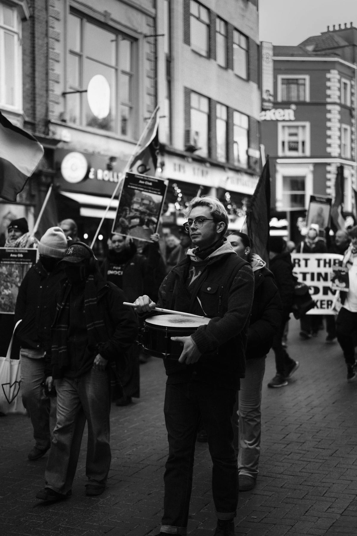 Proteste a Dublino: manifestanti marciano nel centro città