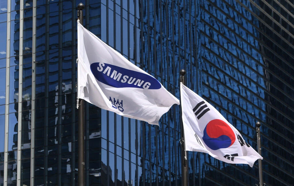 Bandiera Samsung davanti a un edificio aziendale, simbolo dei grandi produttori di memoria