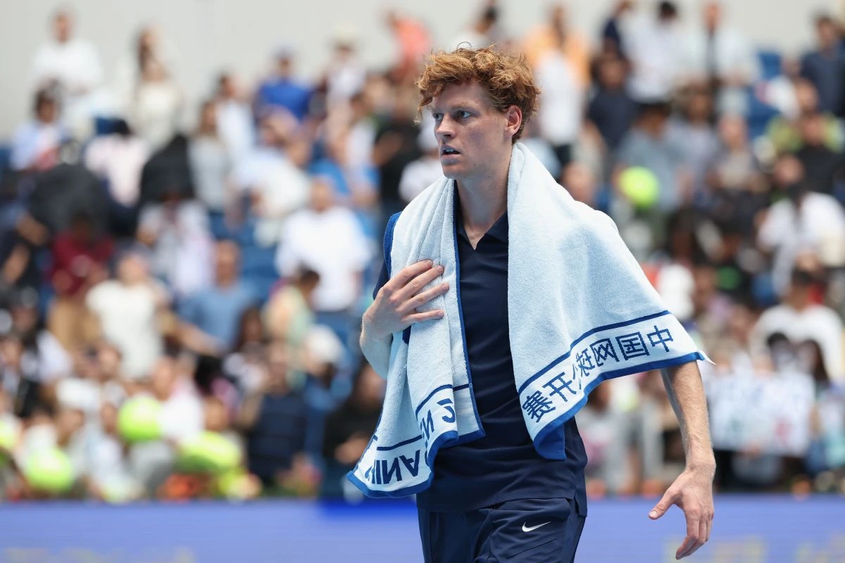 Jannik Sinner alza il trofeo del China Open vinto lo scorso anno