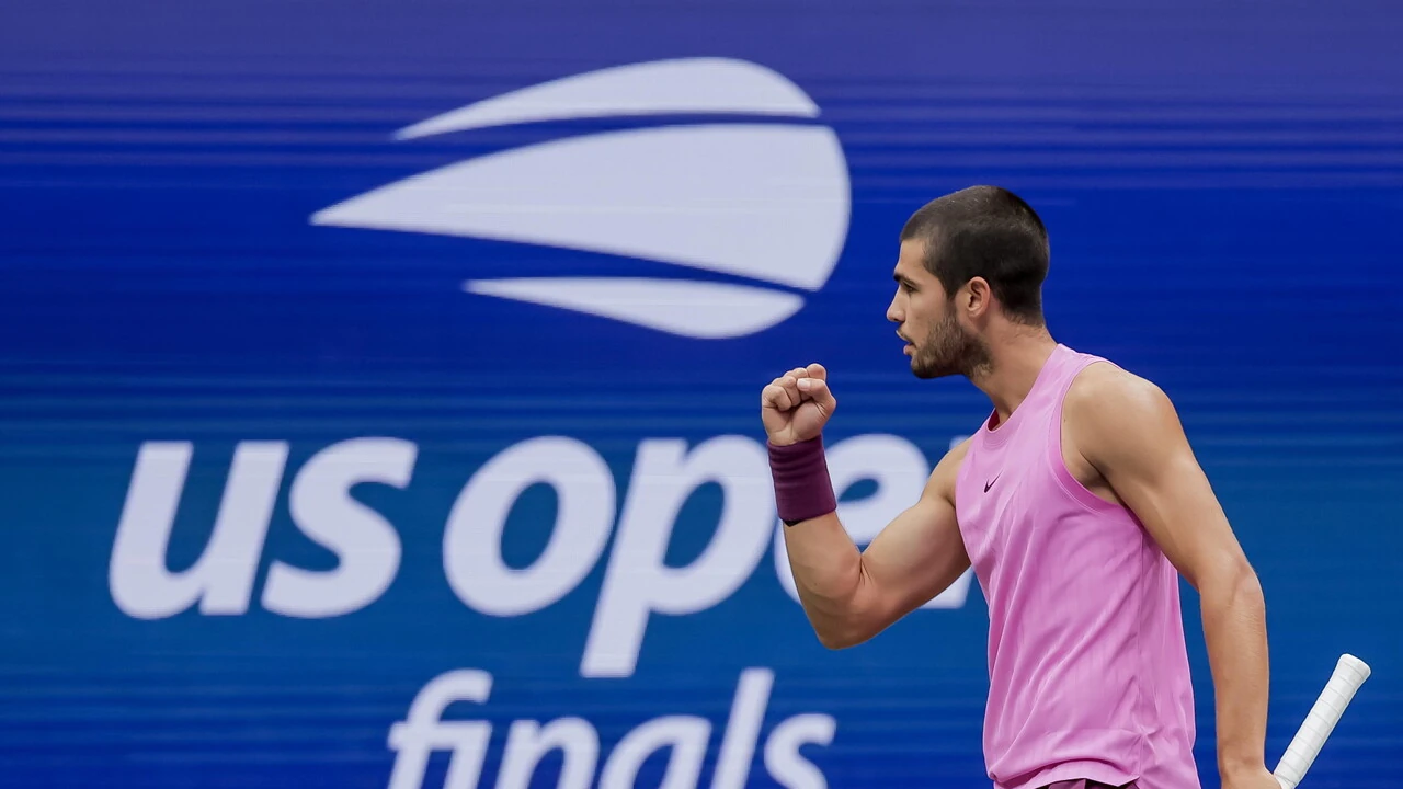 Carlos Alcaraz esulta con il pugno chiuso agli US Open