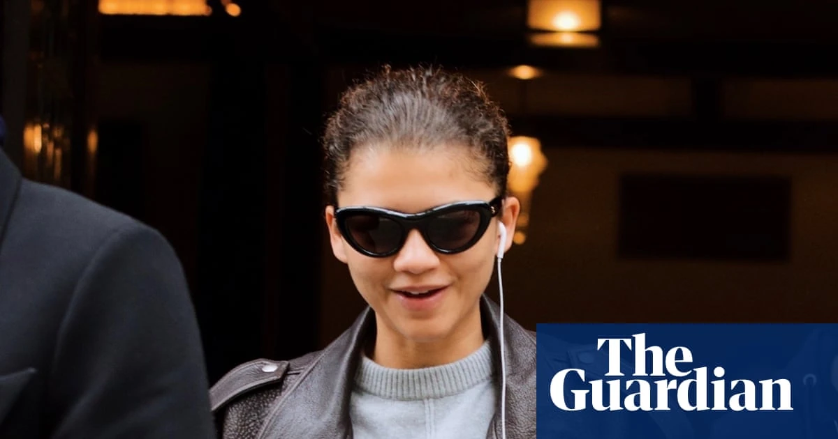 Una persona con auricolari cablati, immagine dal trend delle cuffie con filo