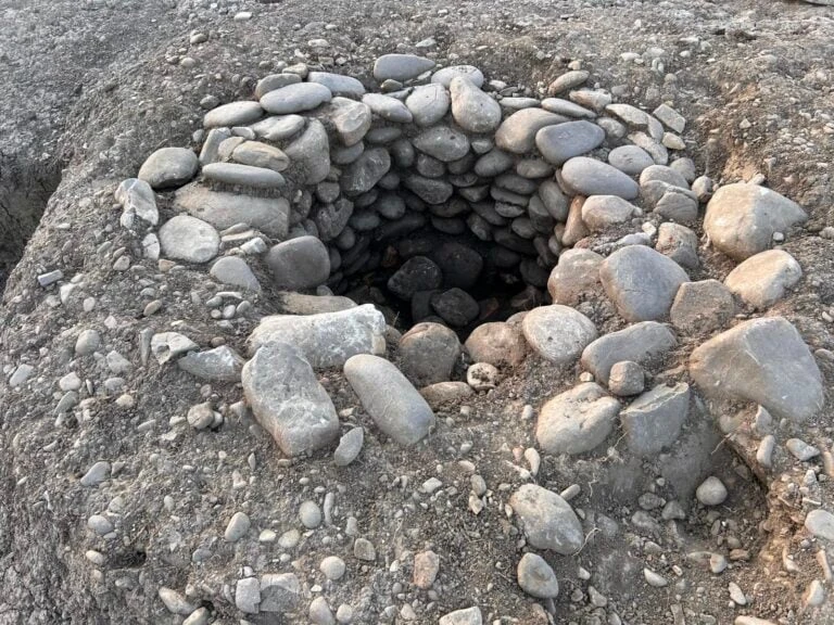 Il pozzo rituale etrusco rivestito di ciottoli scoperto a Marzabotto