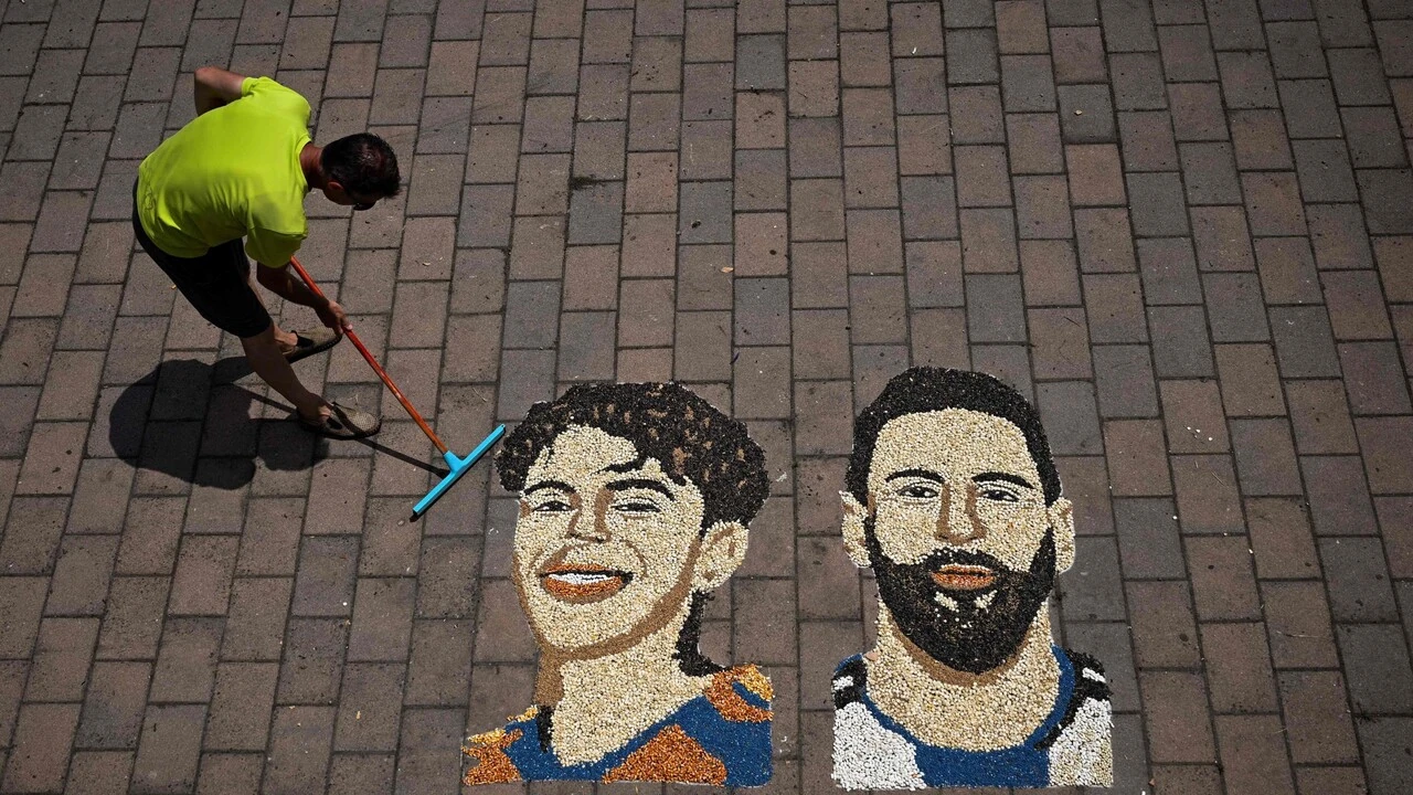 Ritratti a mosaico di Lamine Yamal e Lionel Messi realizzati con semi colorati