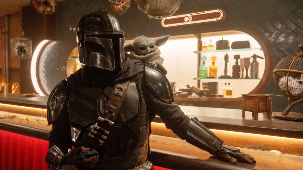 The Mandalorian con Grogu in un ambiente fantascientifico
