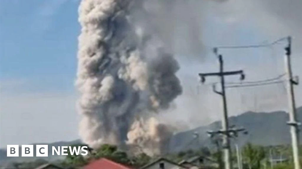 Colonna di fumo dopo l'esplosione della fabbrica di fuochi d'artificio nello Hunan