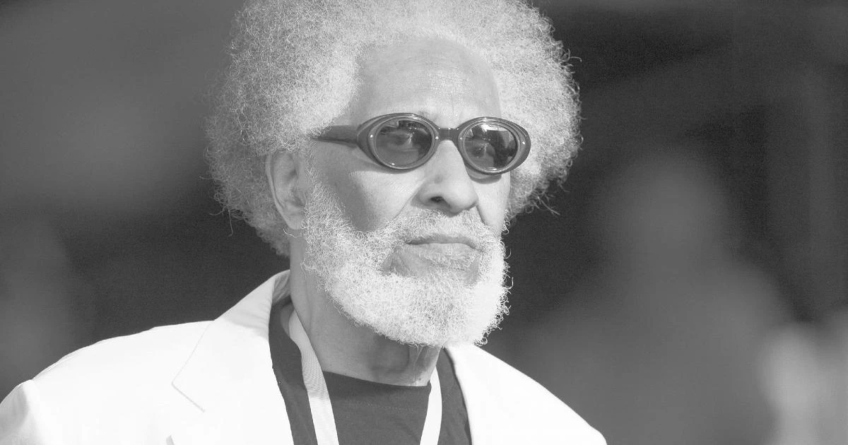 Ritratto in bianco e nero di Sonny Rollins con occhiali scuri e barba bianca