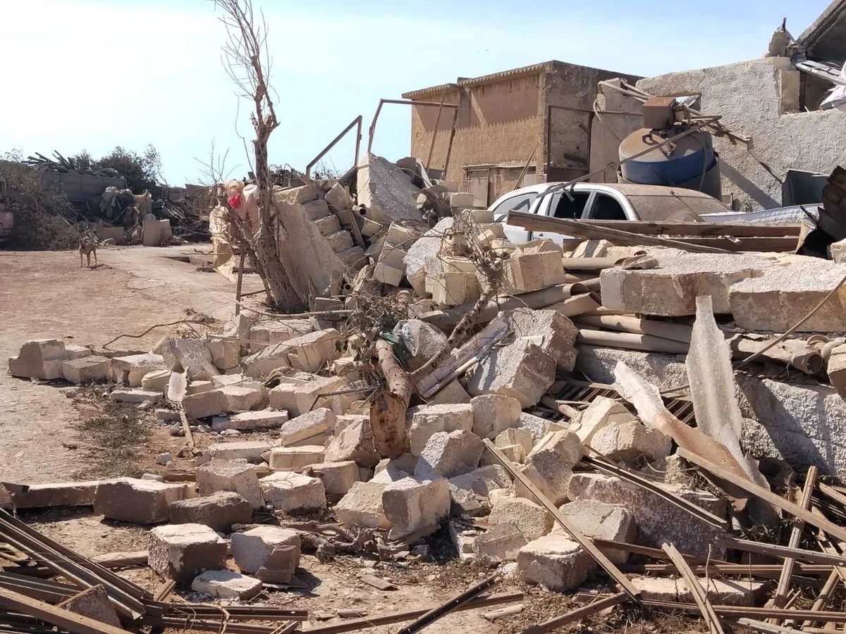 Macerie di un edificio distrutto a Marsala dopo il passaggio del tornado, con un'auto sepolta dai detriti