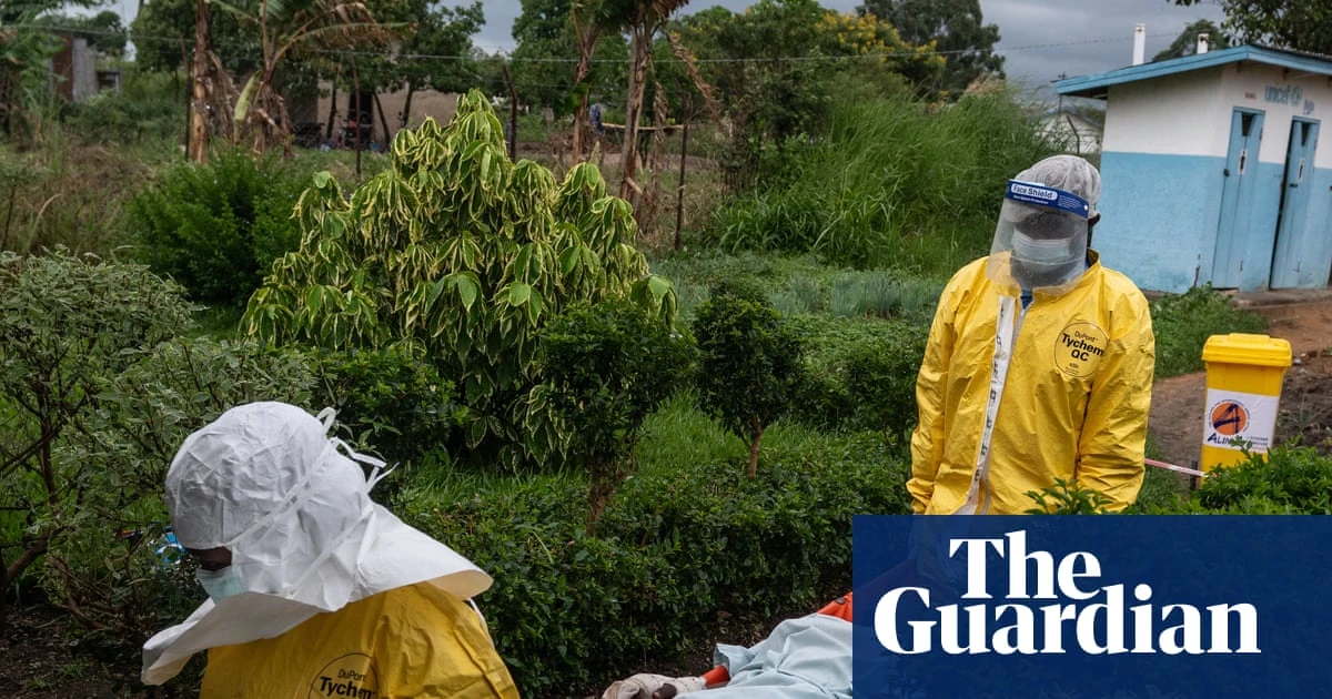 Operatori in tuta gialla in un contesto di risposta sanitaria a Ebola