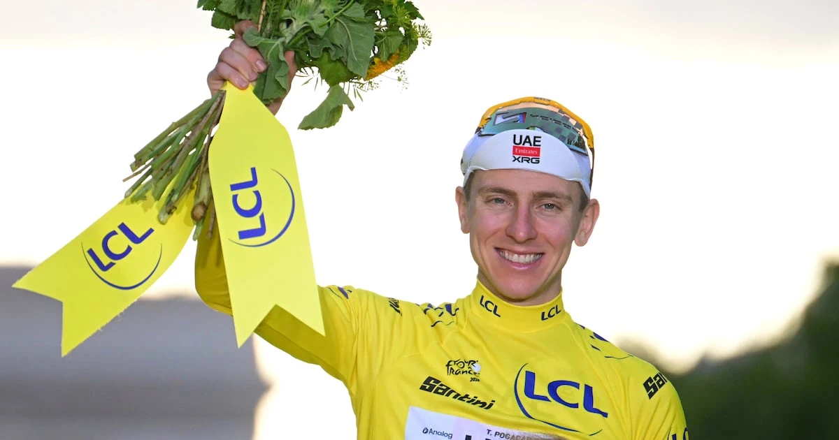 Tadej Pogacar sul podio in maglia gialla al Tour de France 2026