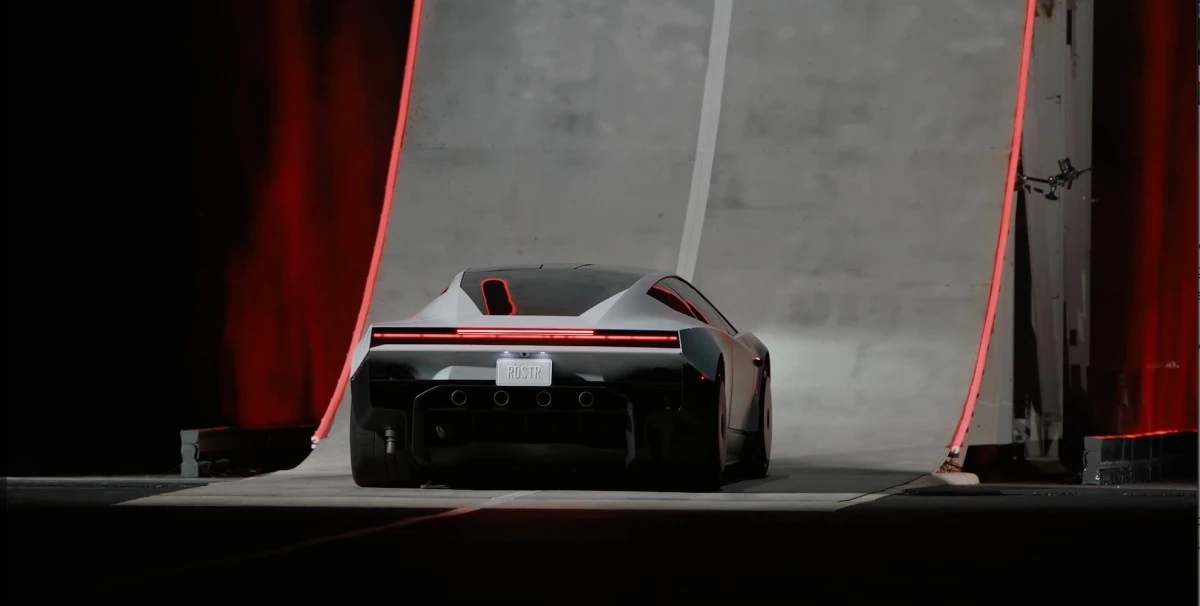 La Tesla Roadster vista da dietro ai piedi della rampa curva prima del lancio