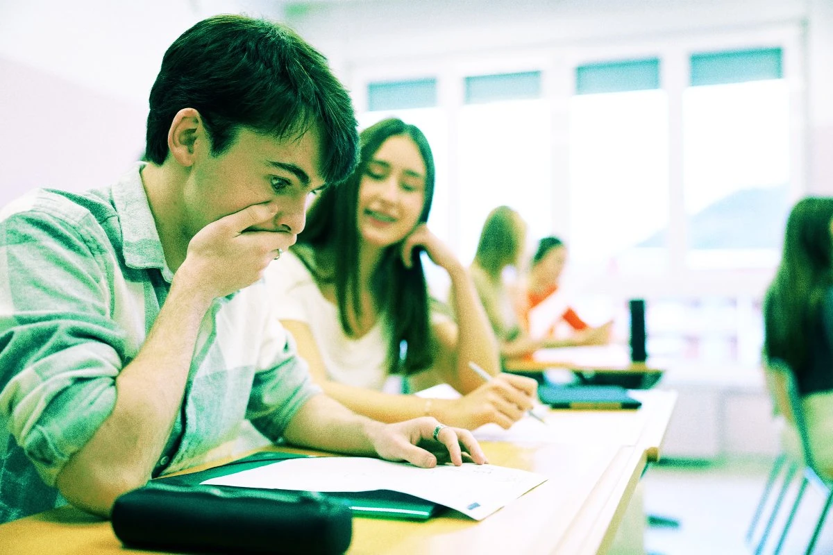 Studenti universitari durante un compito in classe