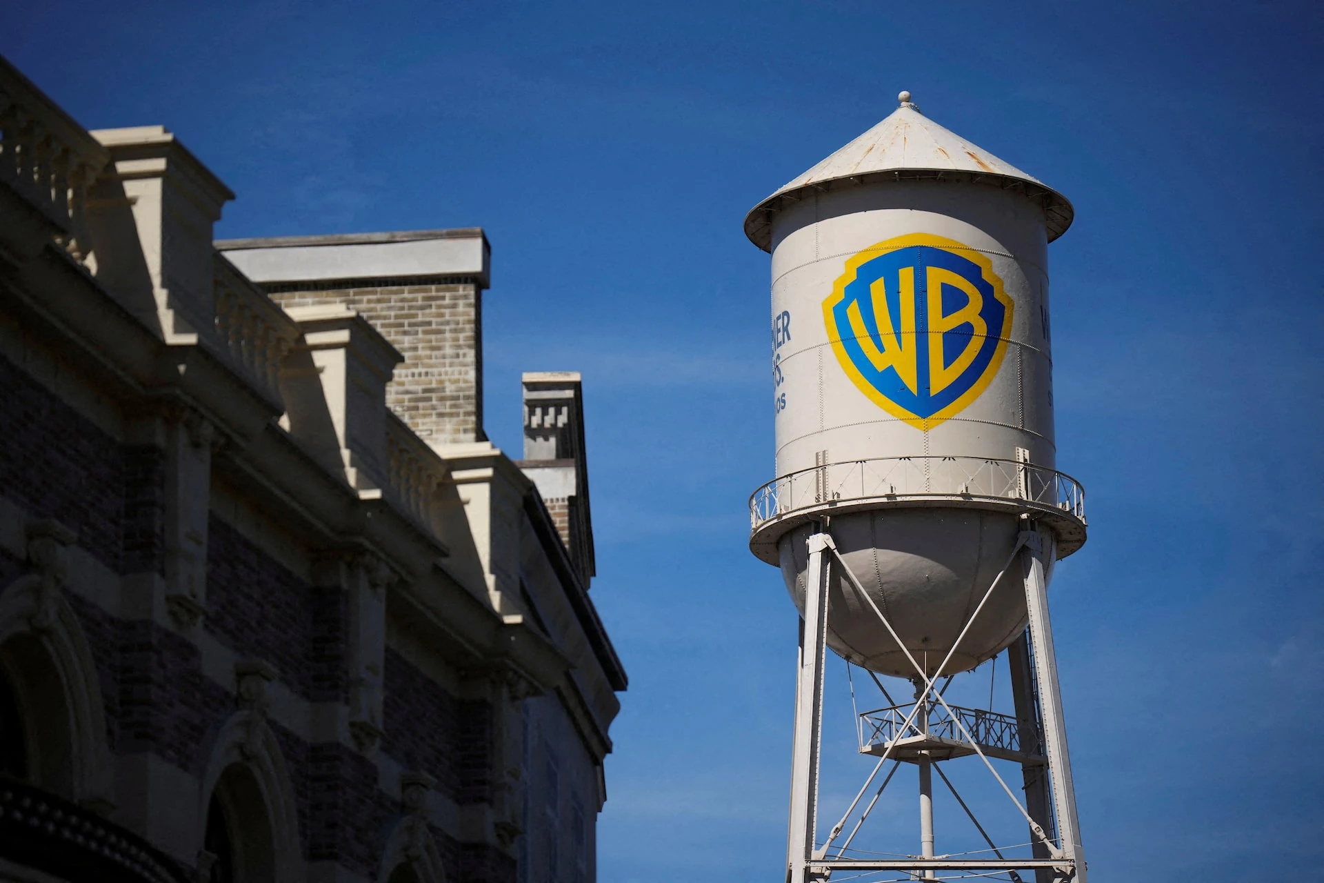 La torre dell'acqua con il logo Warner Bros negli studi di Hollywood