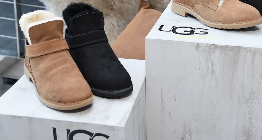 Stivaletti UGG in shearling esposti in vetrina