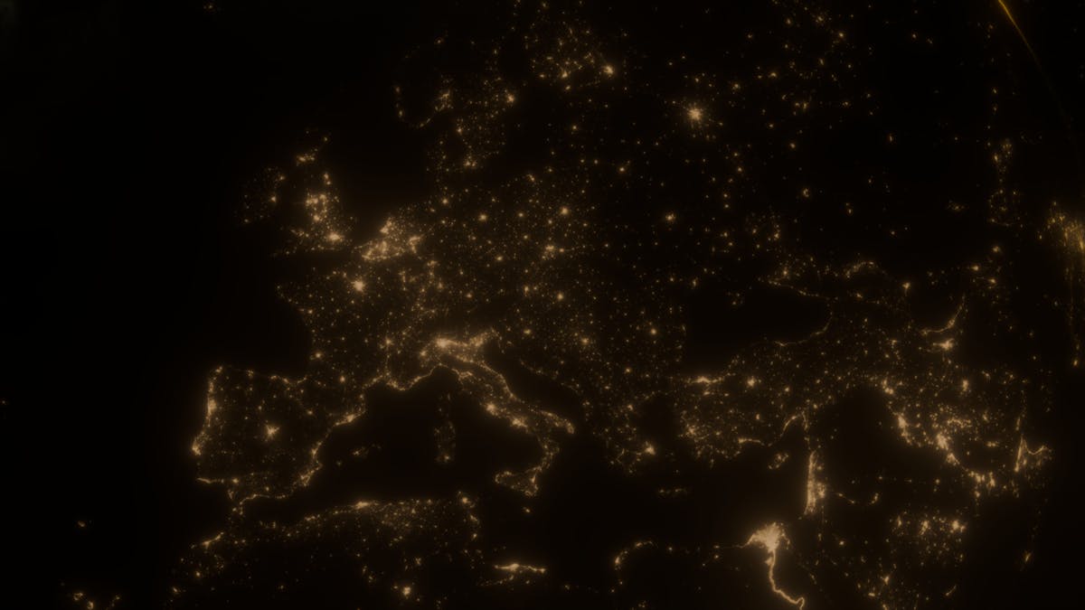 L'Europa vista dallo spazio di notte — sorprendentemente, si sta spegnendo