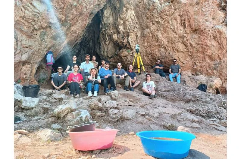 Il team di archeologi davanti all'ingresso della grotta di Üçağızlı II