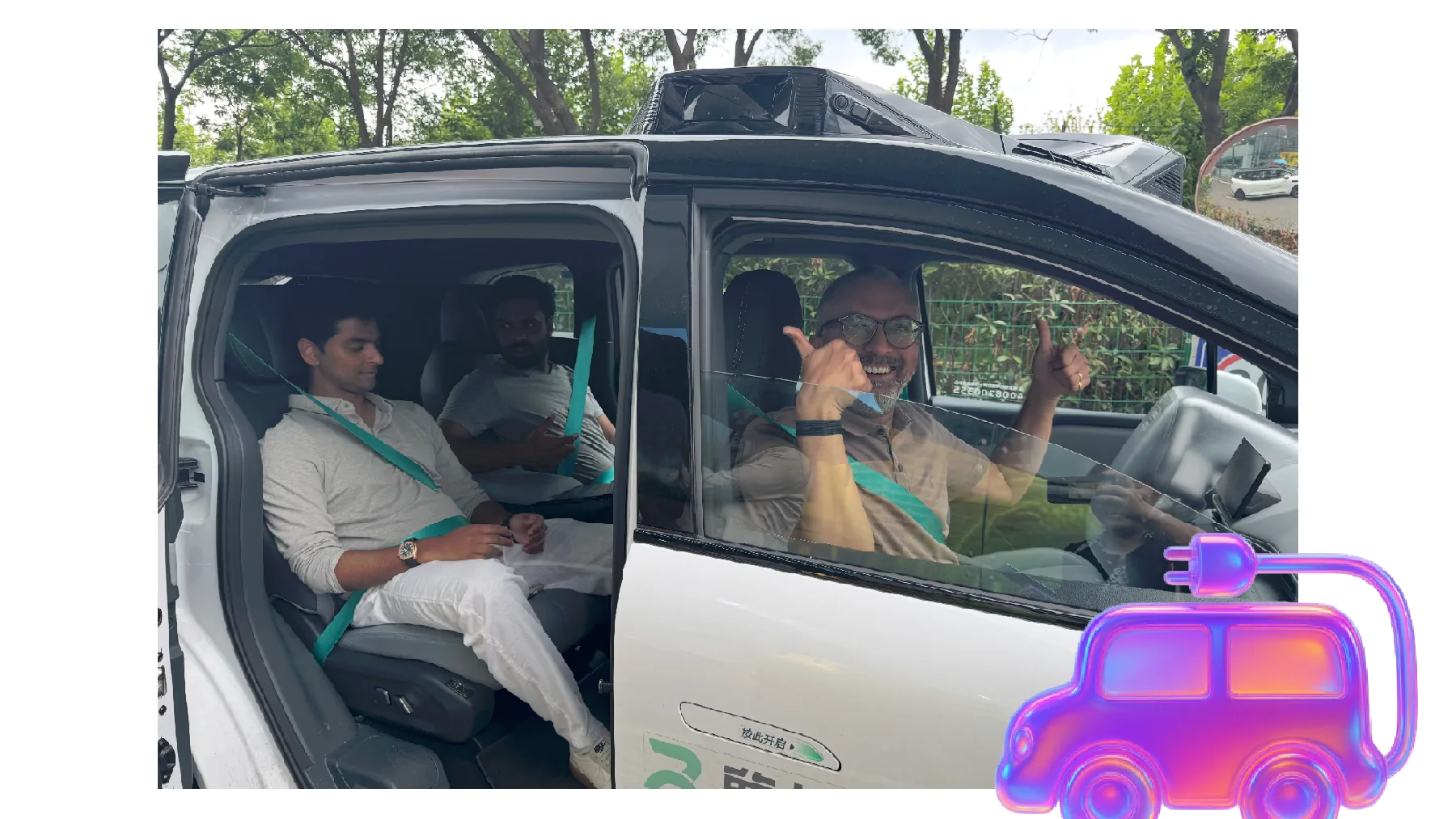 Un visitatore prova un robotaxi durante un tour tecnologico in Cina