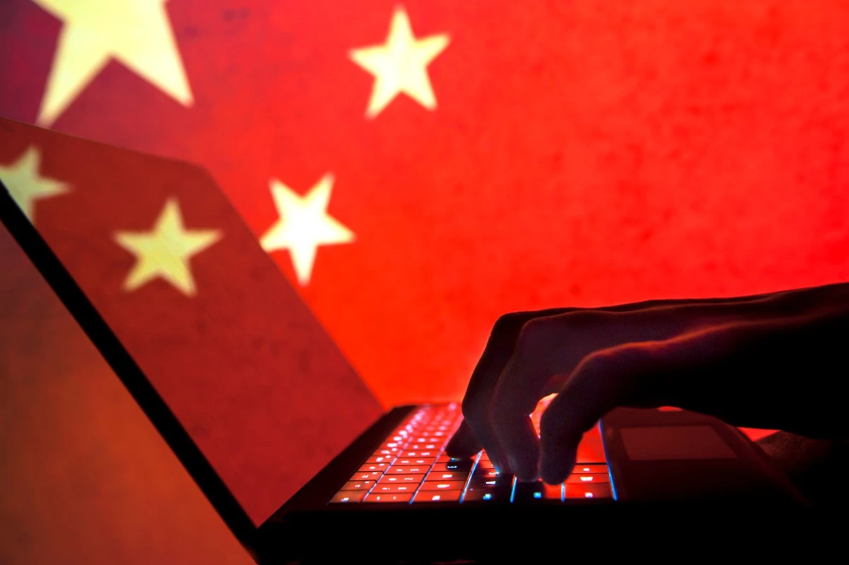 Computer con atmosfera cyber e bandiera cinese sullo sfondo
