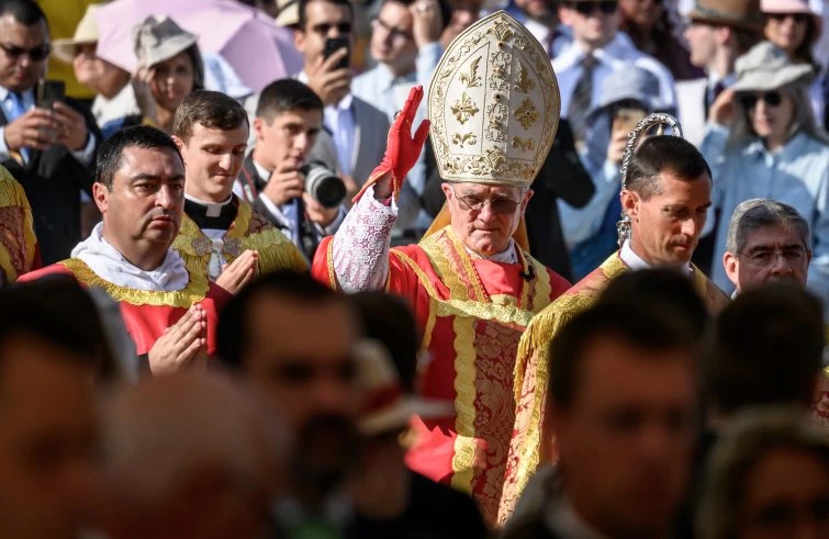 Un vescovo in paramenti tradizionali benedice la folla