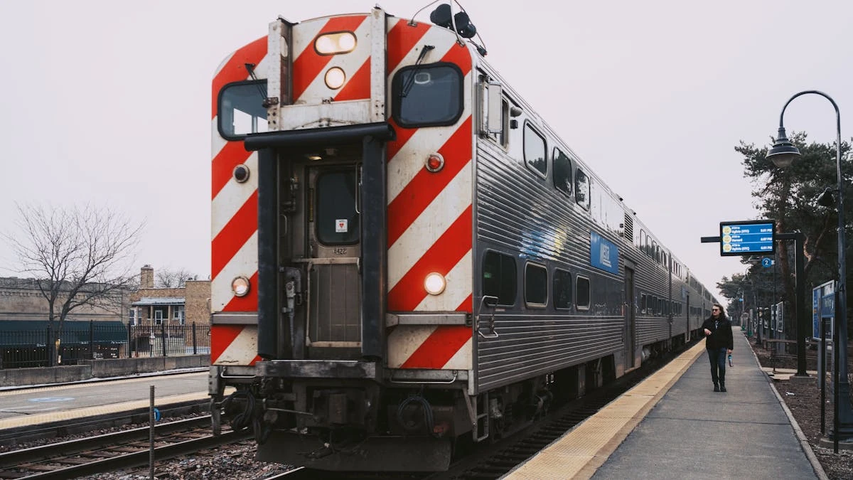 Treno pendolari in stazione urbana