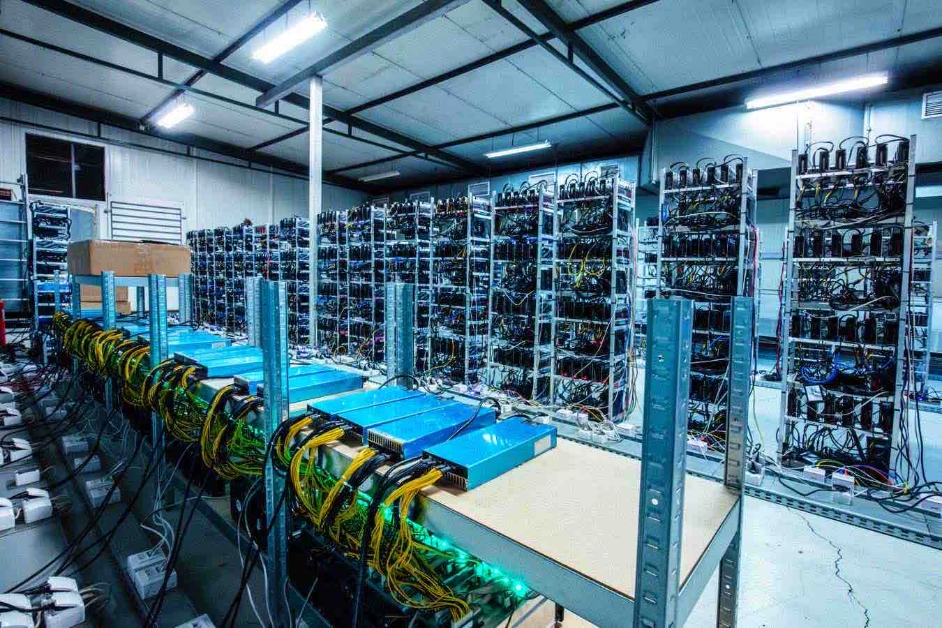 Sala tecnica piena di apparecchiature e cavi, simbolo del consumo energetico dei data center