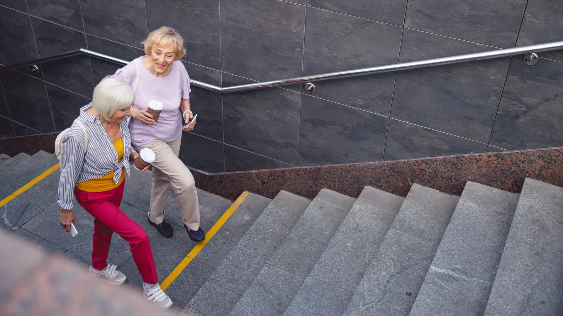 Due donne salgono una rampa di scale
