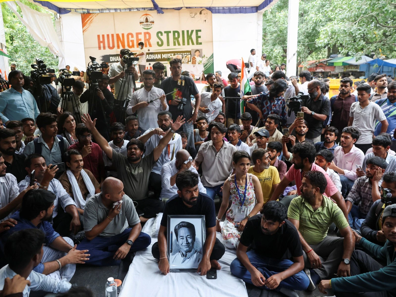 Attivisti del Cockroach Janta Party durante lo sciopero della fame a Jantar Mantar, New Delhi