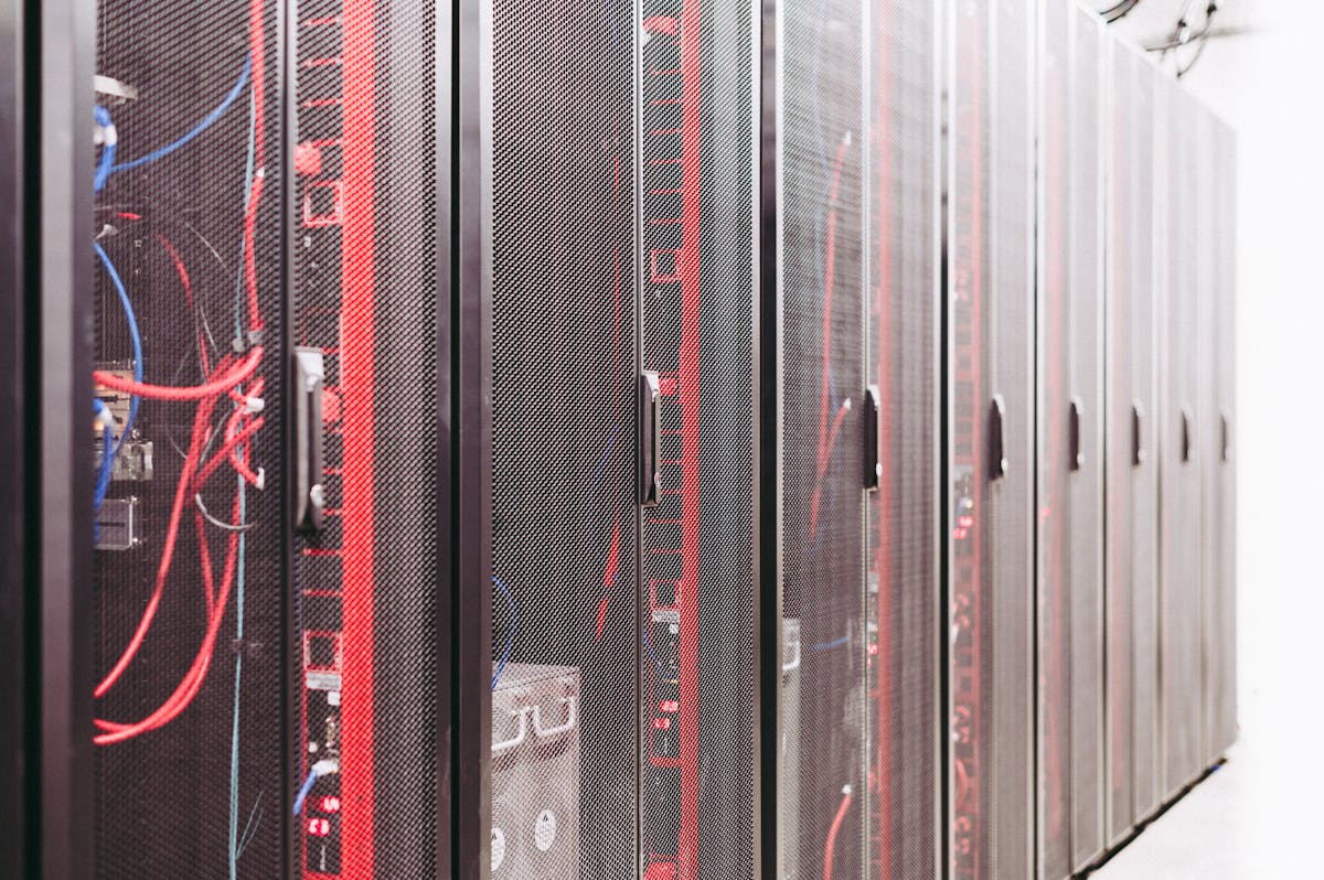 Server racks in un data center — l'appetito energetico dell'IA visto da dentro